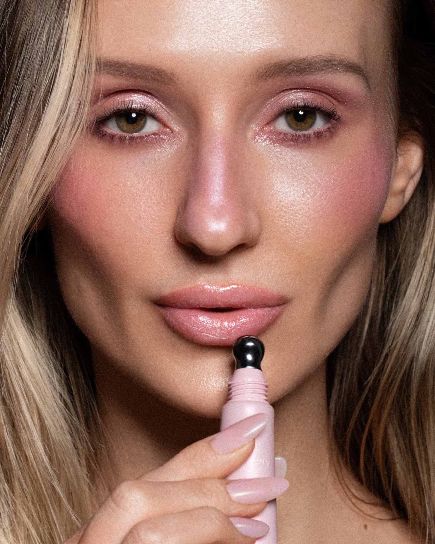 ANFISA Skin ÂN-GLOSS Angel Food on lips
