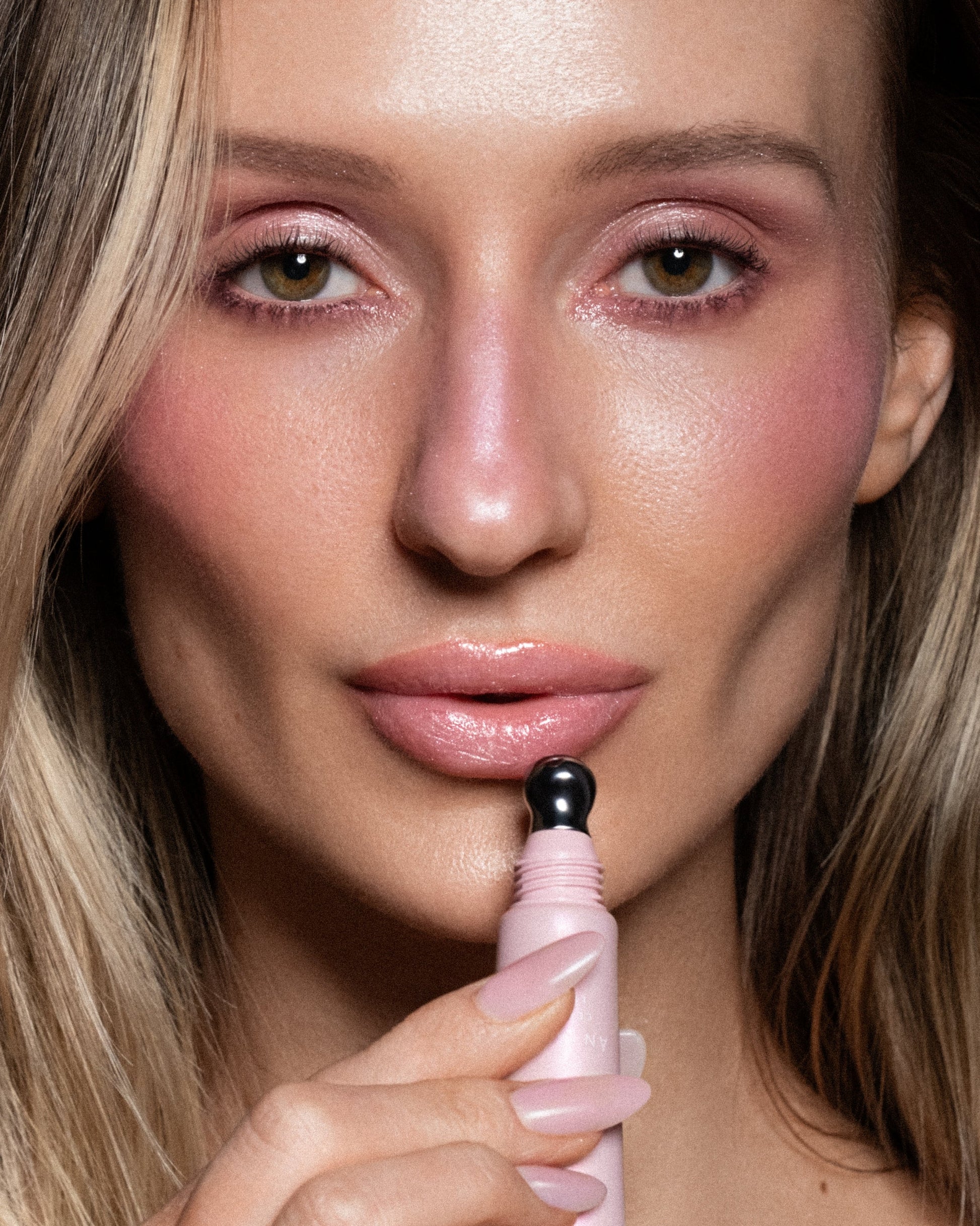 ANFISA Skin ÂN-GLOSS Angel Food on lips