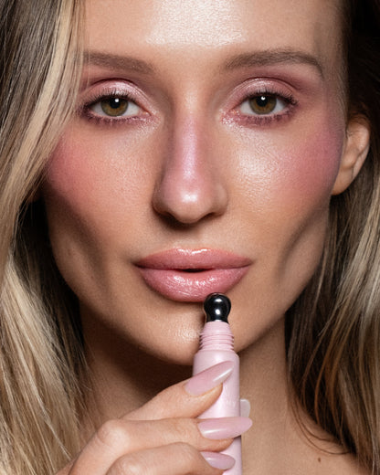 ANFISA Skin ÂN-GLOSS Angel Food on lips